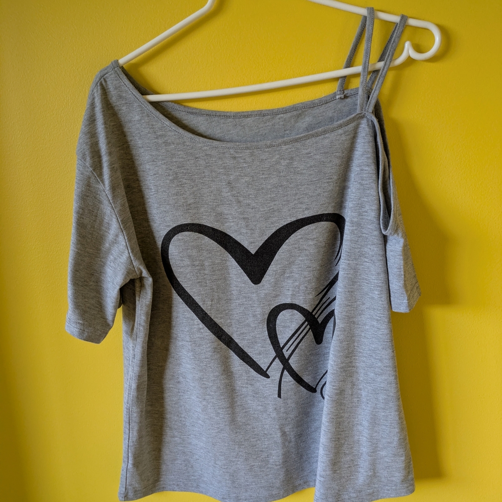 Top Women's Gray Off-Shoulder Heart Print Top